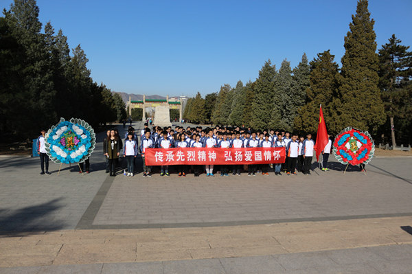 beat365官网师生赴烈士陵园开展清明爱国主义教育活动