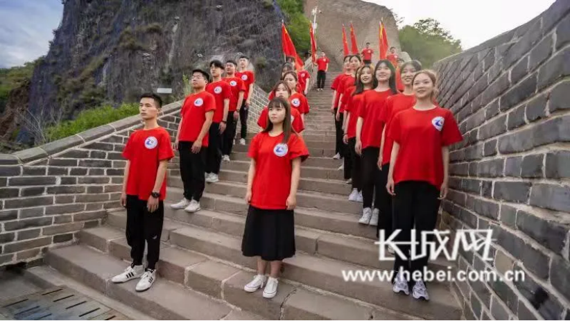 beat365唯一官网师生唱响《岁月征程》